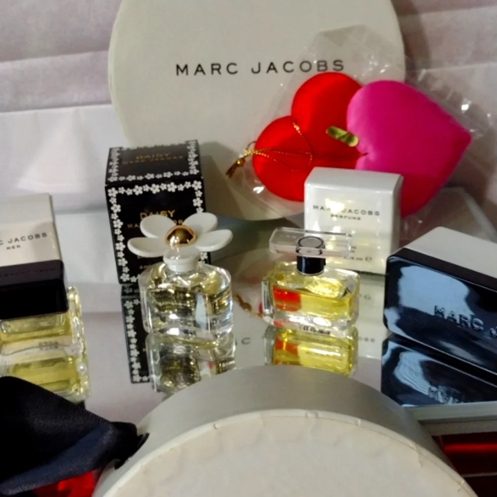 MARC JACOBS ๐ Perfume, 2 Eau de Toilette, Perfumed Lotion, Permanent Case NWT - Picture 1 of 11